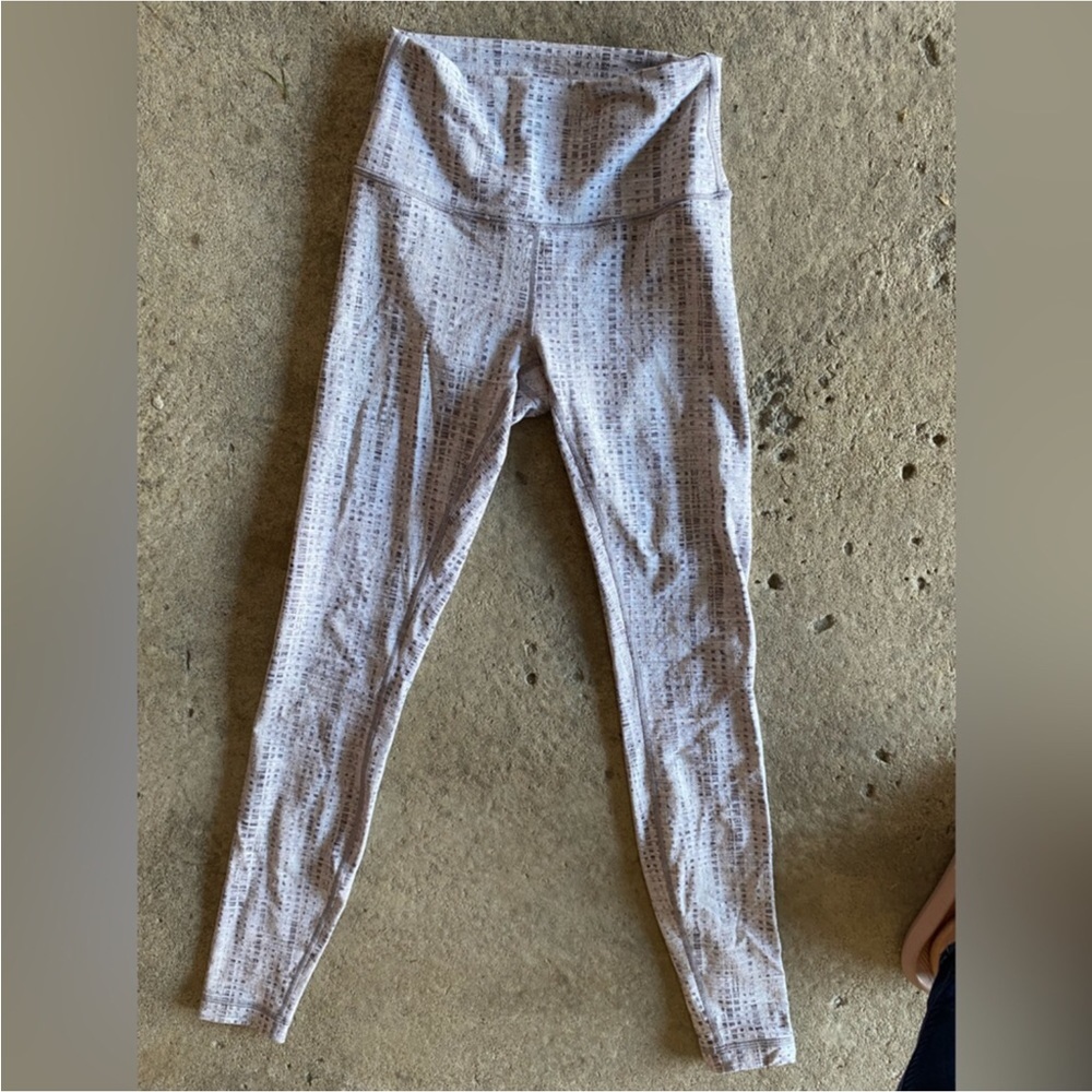 Lululemon legging size 4 in perfect condition white grey ghost print pattern